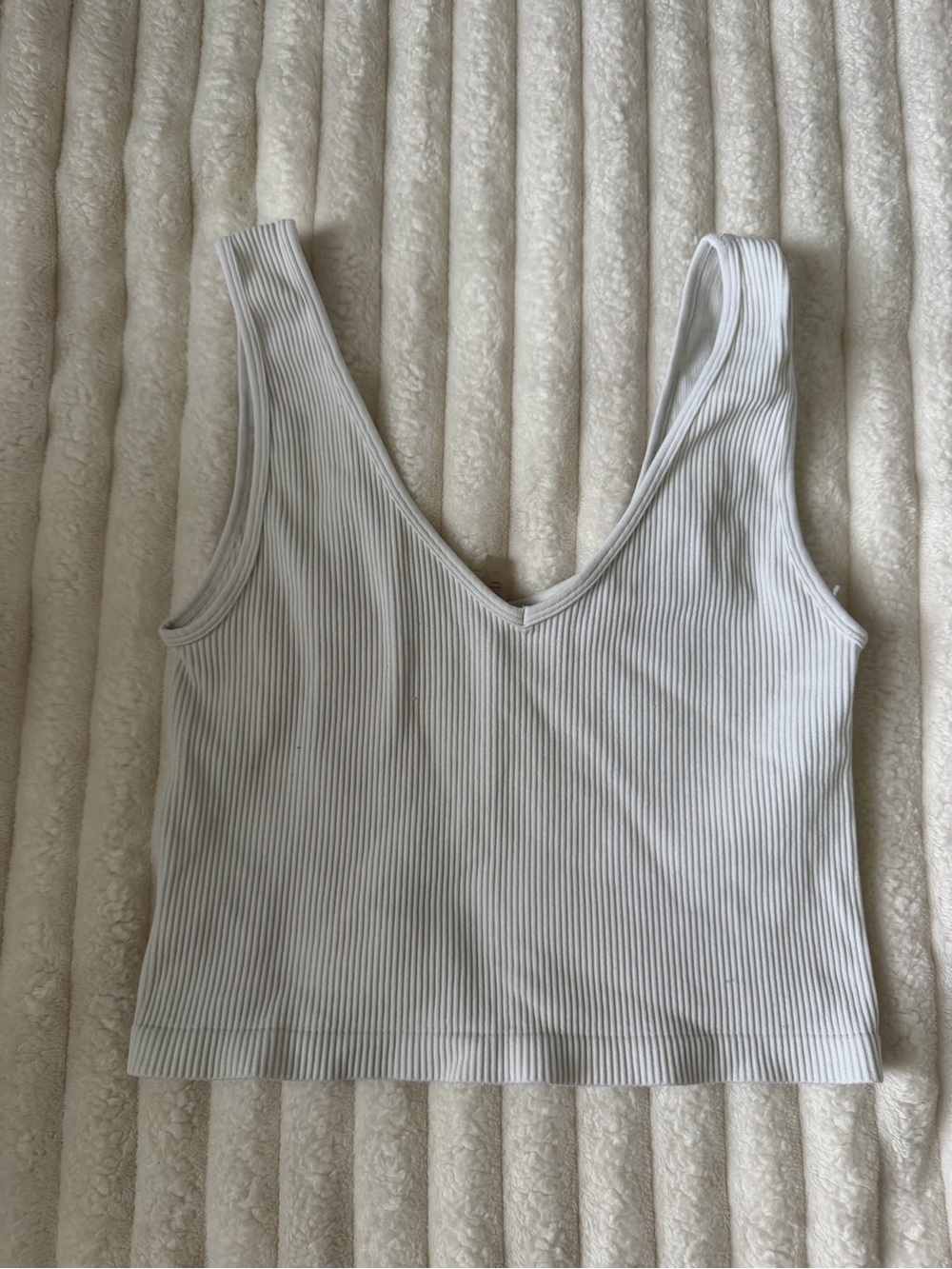 ANWND Ribbed V-Neck Crop Tank Top